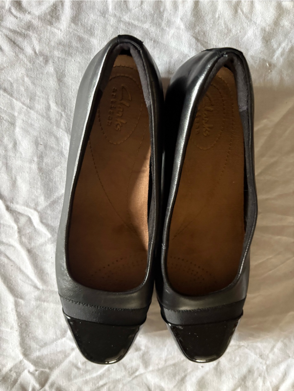 Clarks Black cap toe flats with ribbon Women's Patent-Toe Size 8.